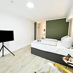 Qonroom - As Individual As - Kaiserstrasse מינדן