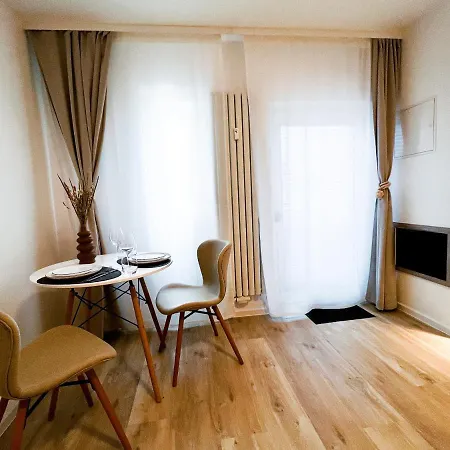 Qonroom - As Individual As - Kaiserstrasse Apartment *