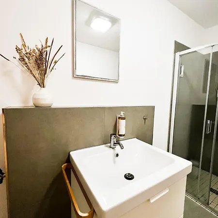 Qonroom - As Individual As - Kaiserstrasse Apartment *